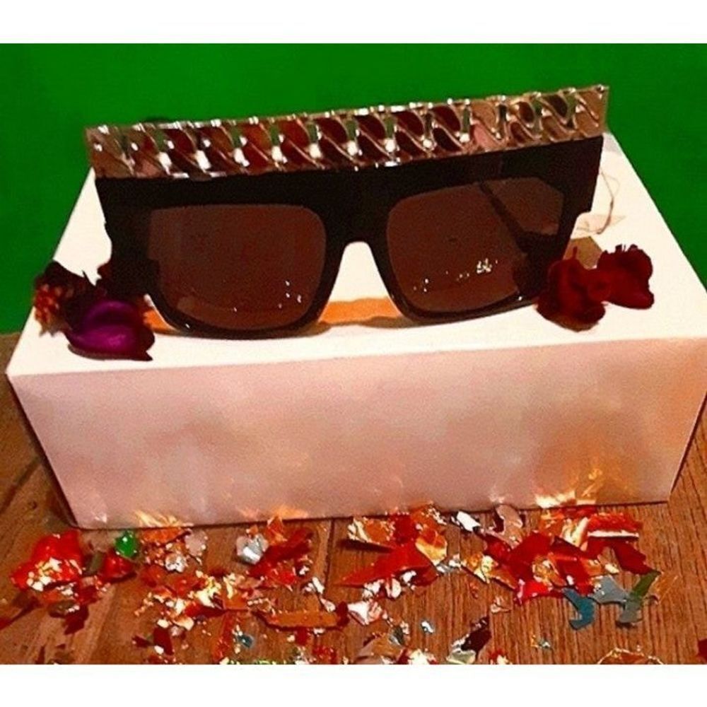 OVERSIZED SUNGLASSES WITH CHAIN LINK DETAIL